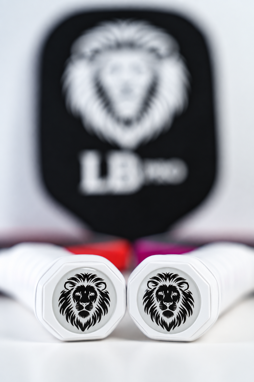 Detalle de la base de los mangos LB PRO Elite con el león de la marca